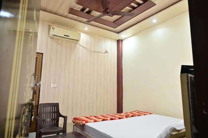 Room 6 of 12