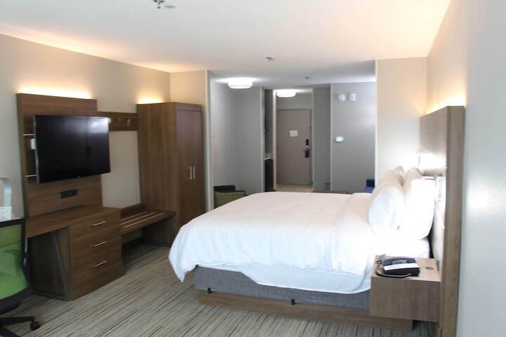 1 King Bed Standard Mobility Accessible Tub (3 of 15)