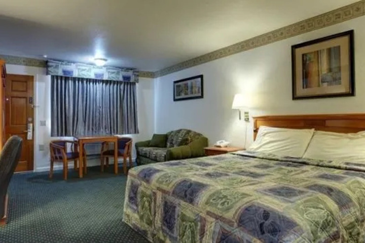 Room 3 of 10