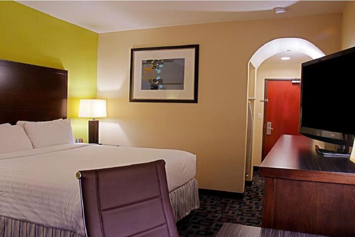 Deluxe King Bed (2 of 17)
