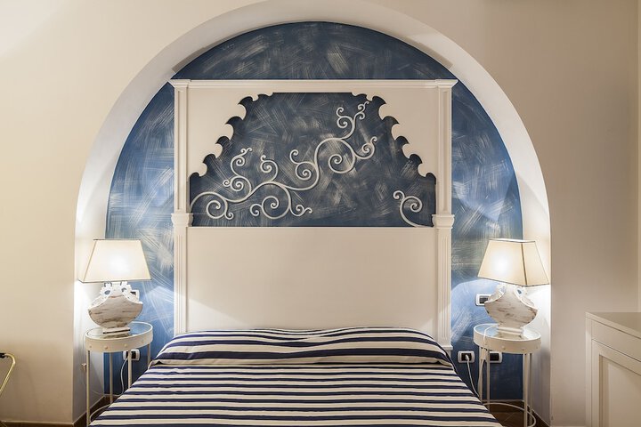 Room 9 of 100