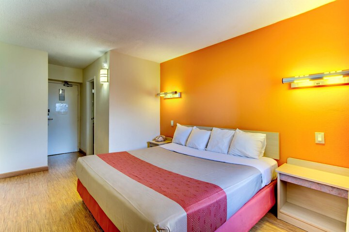 1 King Bed (5 of 11)