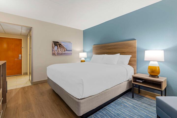 1 King Bed Microwave, Refrigerator Shower Only Full Breakfast (8 of 12)