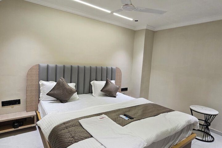 Room 4 of 33