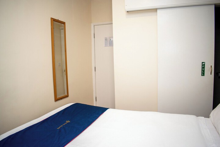 Room 37 of 157