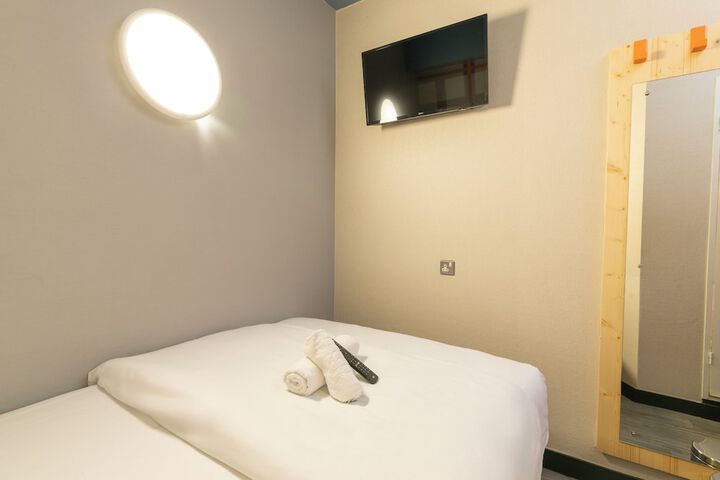 Room 27 of 46