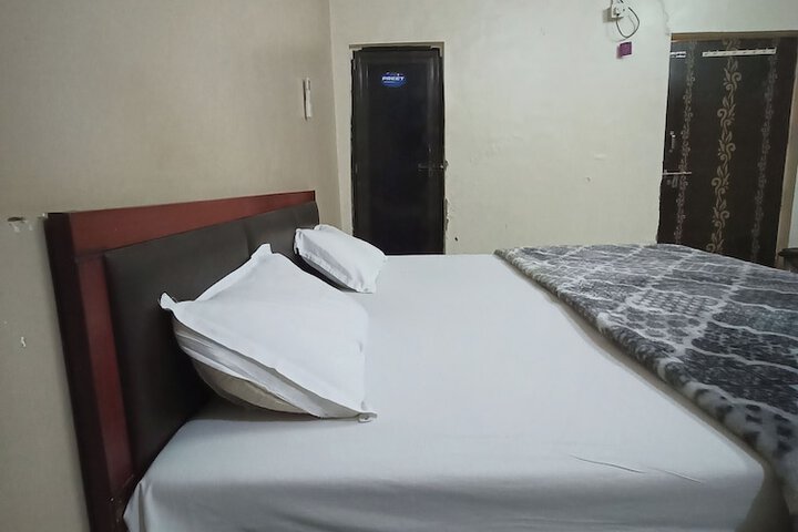 Room 6 of 10