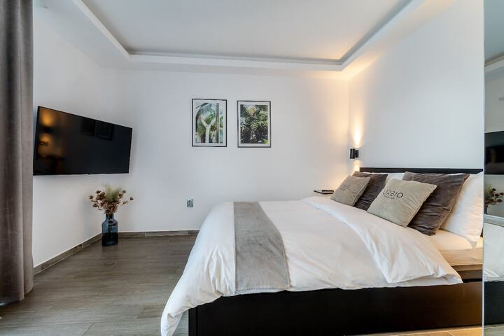 Room 5 of 92