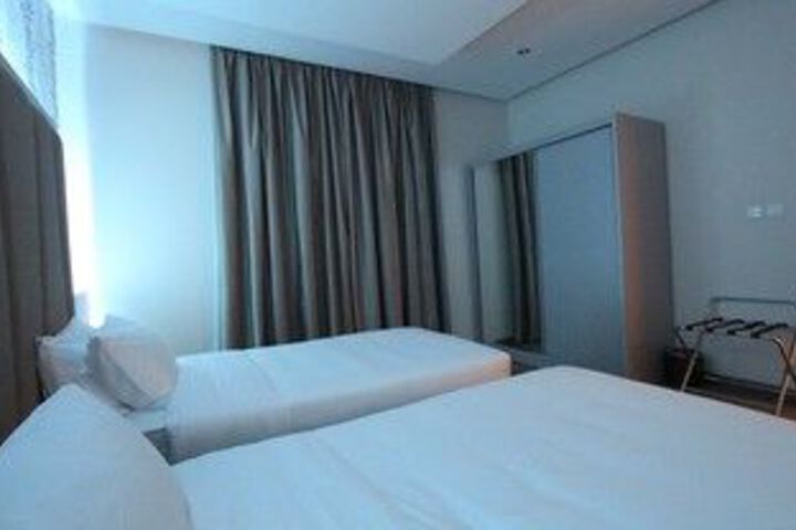 Room 12 of 28