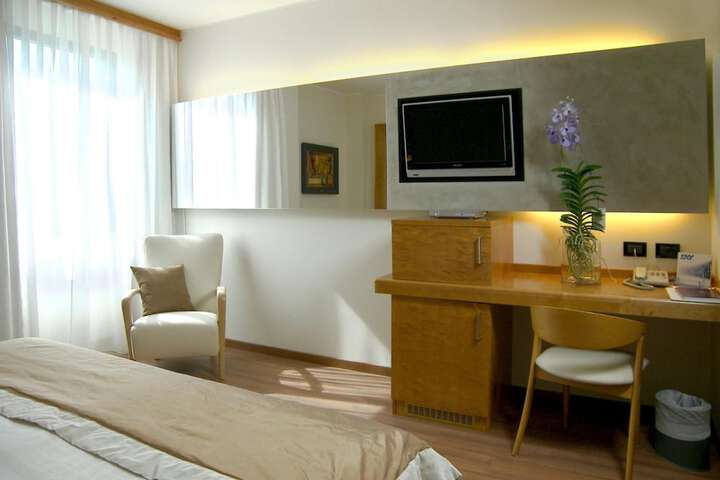 Room 28 of 73