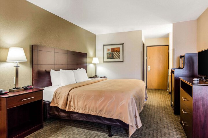 1 King Bed (3 of 8)