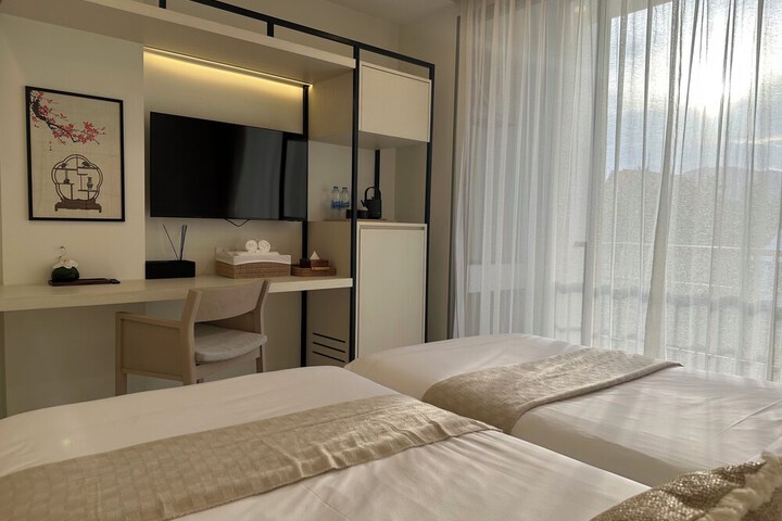 Room 12 of 33
