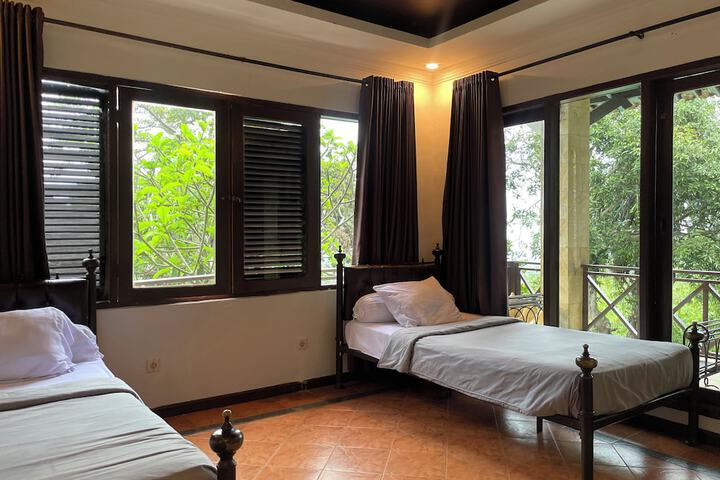 Room 10 of 26