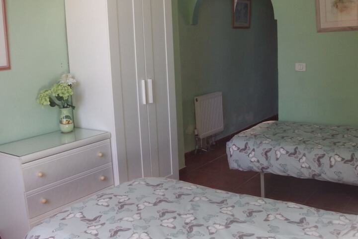 Room 4 of 33