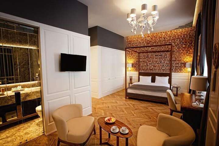 Room 10 of 94