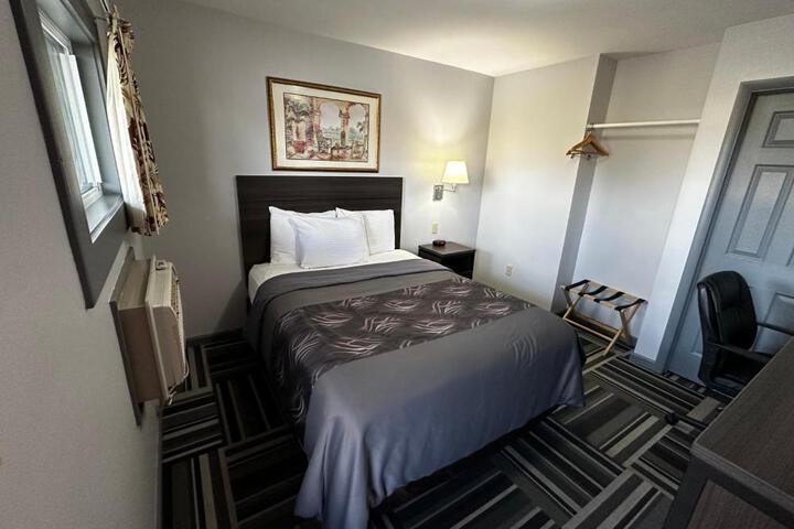 1 Queen Bed (5 of 6)