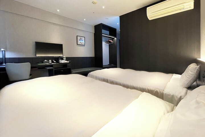 Room 28 of 37