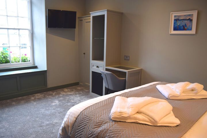 Room 4 of 18