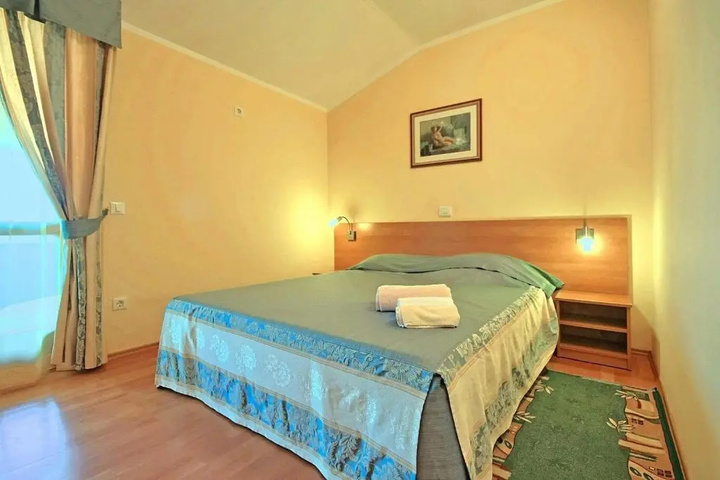 Room 4 of 17