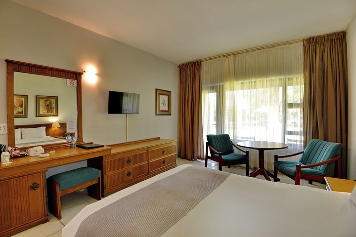 Room 6 of 136
