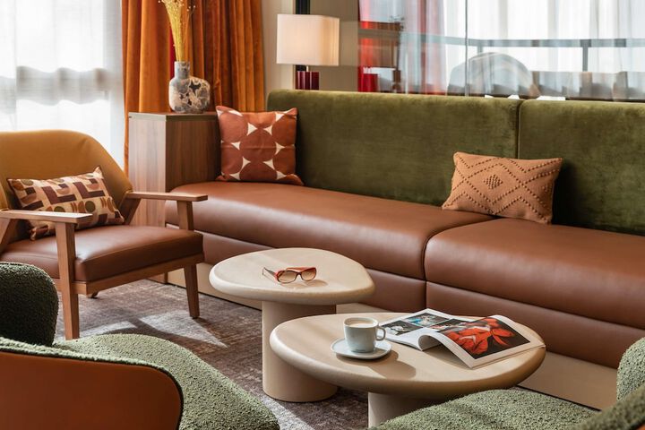 Lounge 51 of 79