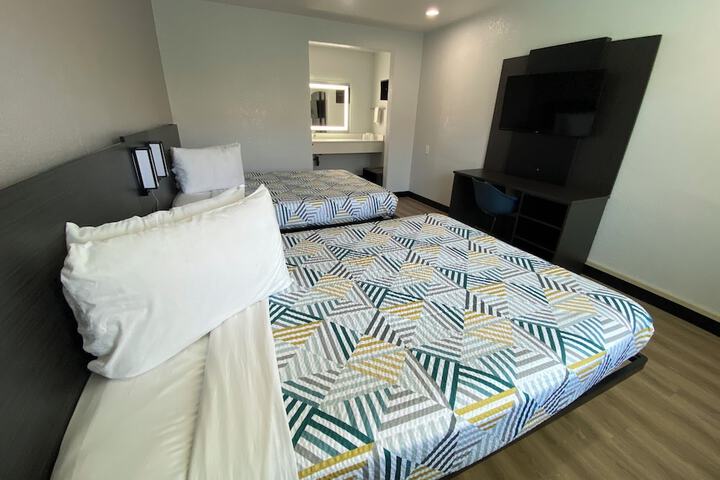 1 Queen Bed (3 of 19)