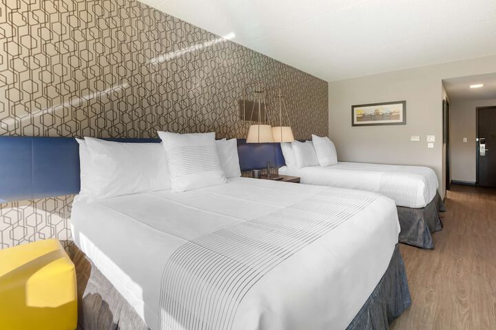 2 Queen Beds Microwave and Refrigerator Keurig Coffee Maker Walk in Shower Full Breakfast (6 of 16)