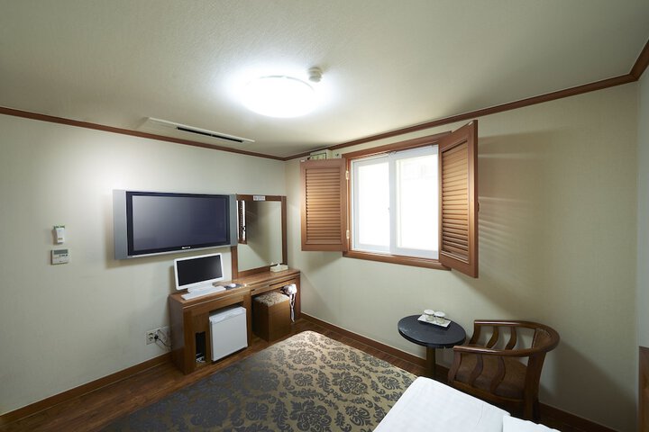 Room 4 of 32
