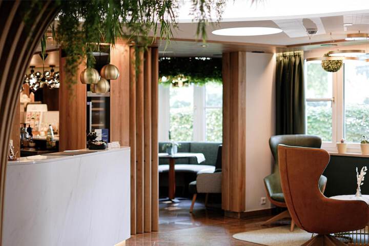 Entrance & Lobby