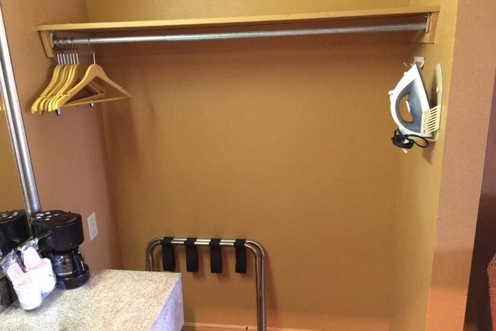 Room 6 of 10
