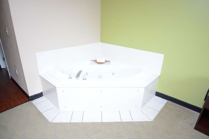 1 King Bed (4 of 10)