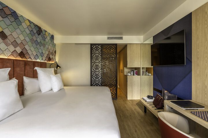 Room 7 of 76