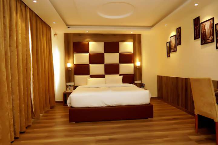 Room 4 of 107