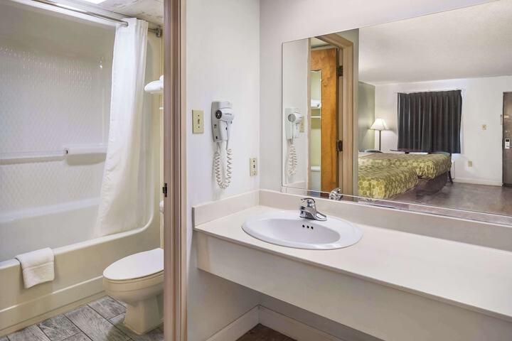 2 Queen Beds (6 of 12)