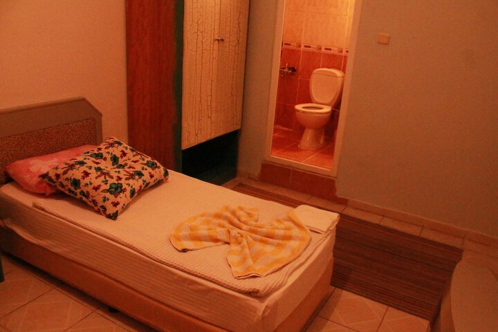 Room 15 of 105