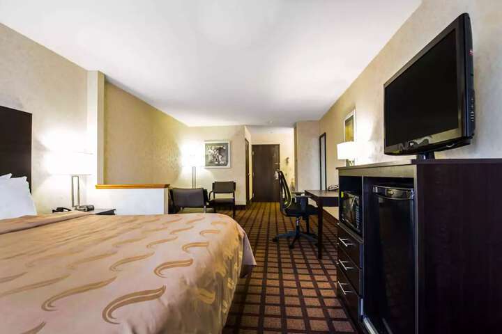 1 King Bed (3 of 17)