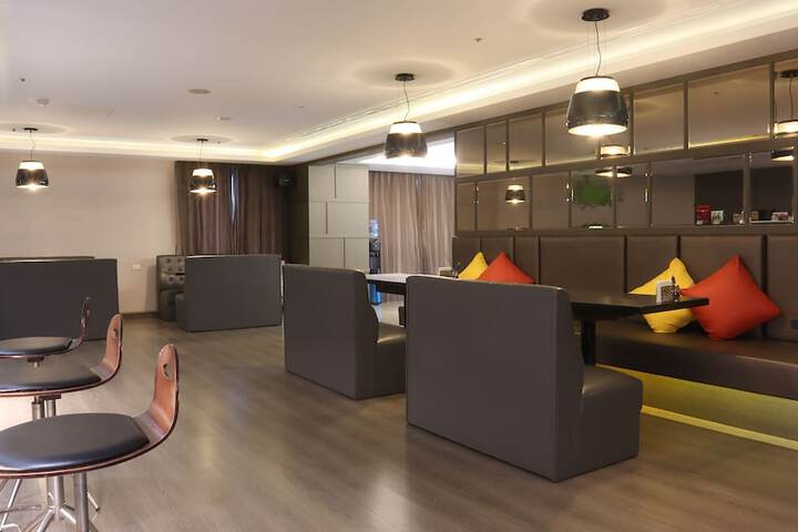 Lounge 74 of 79