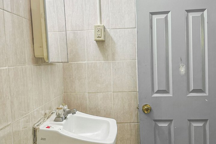 Room 42 of 110