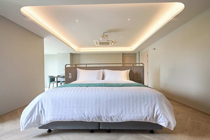 Room 95 of 212