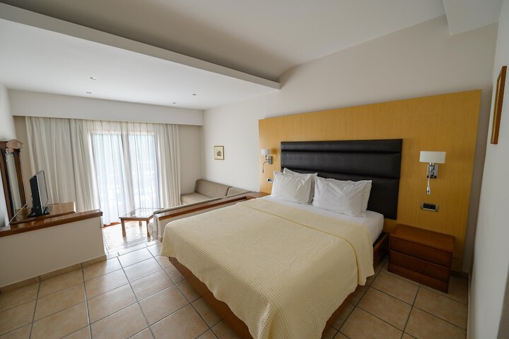 Room 5 of 136