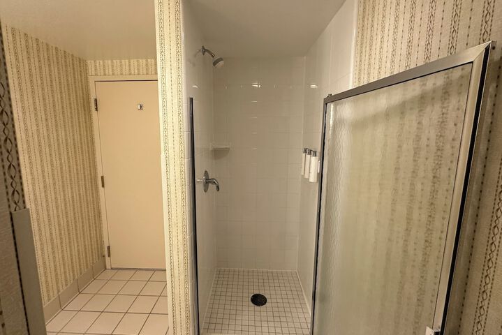 Room 17 of 28