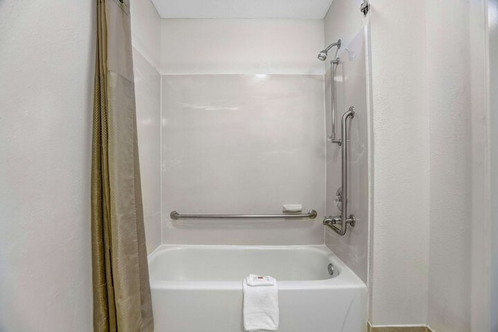 1 Queen Bed (2 of 18)