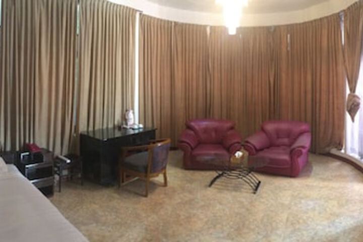 Room 9 of 32