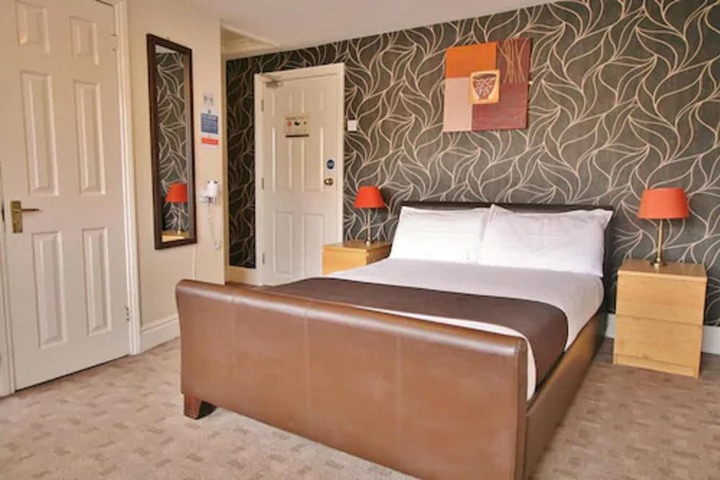 Room 2 of 34