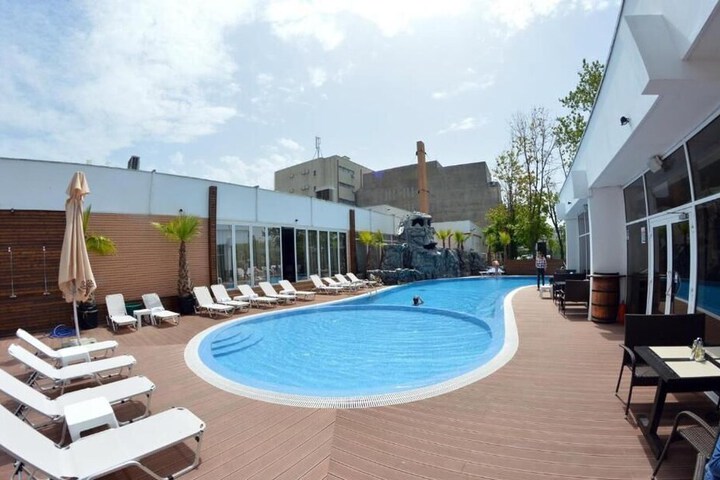 Pool 23 of 33