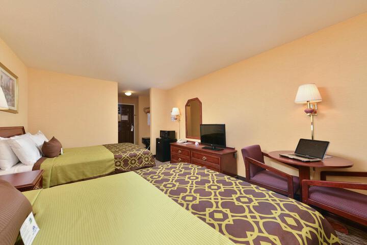 1 Queen Bed (3 of 13)