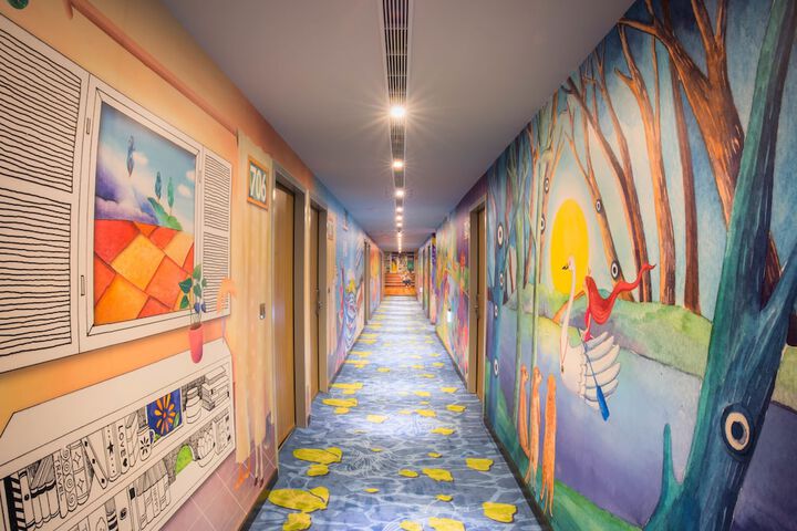 Ballroom/Hall 89 of 96