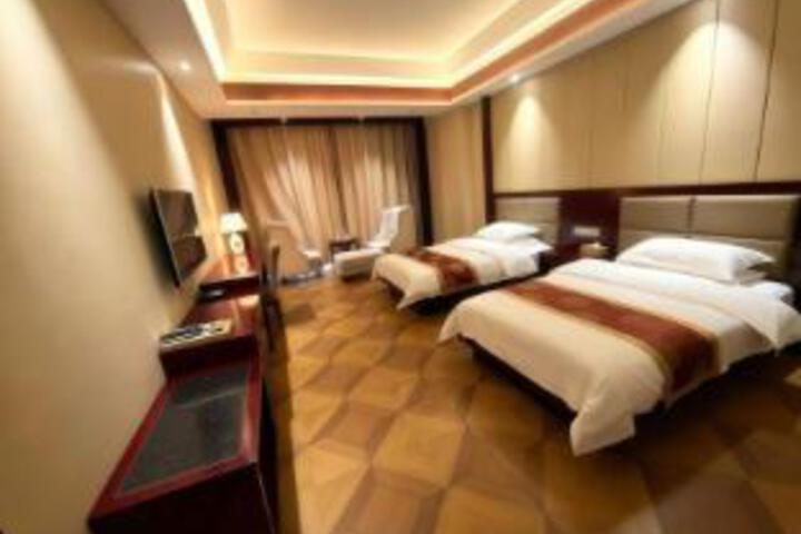 Room 7 of 9