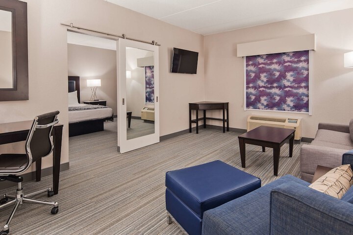 1 King Bed Microwave and Refrigerator Shower Only Full Breakfast (4 of 14)