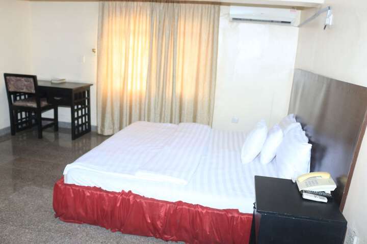 Room 4 of 32
